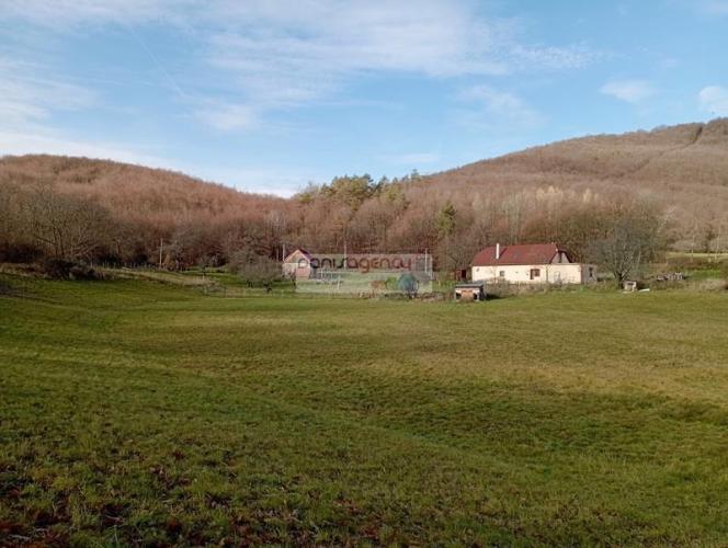 Reality Ponúkame exkluzívne na predaj vidiecku usadlosť po rekonštrukcii v obci Uhliská - spolu s pozem