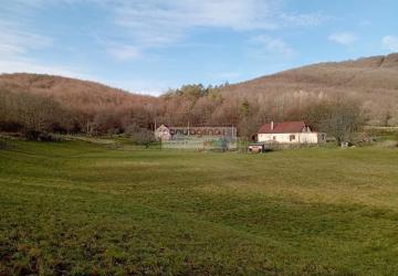 Reality Ponúkame exkluzívne na predaj vidiecku usadlosť po rekonštrukcii v obci Uhliská - spolu s pozem