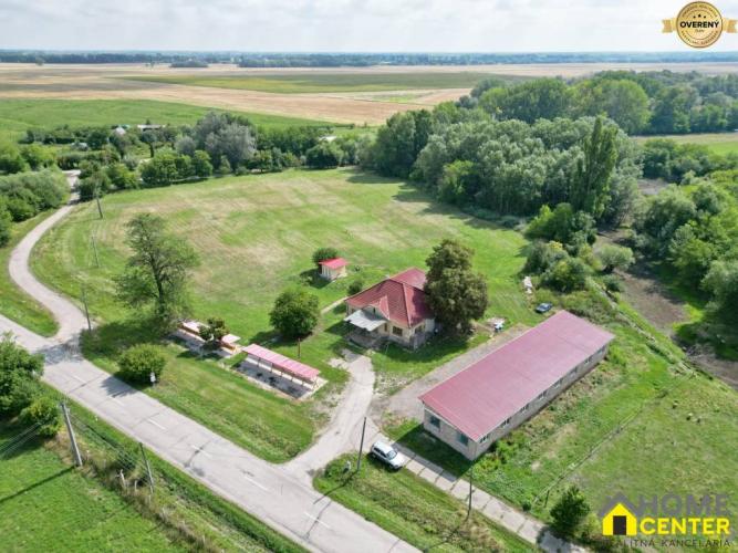 Reality NA PREDAJ RODINNÝ DOM S VEDĽAJŠÍMI PRIESTORMI NA 2 HEKTÁROVOM POZEMKU