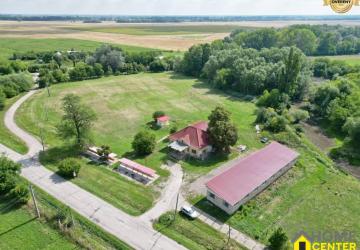 Reality NA PREDAJ RODINNÝ DOM S VEDĽAJŠÍMI PRIESTORMI NA 2 HEKTÁROVOM POZEMKU