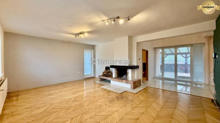 Reality TIMA Real* veľký 5+ izbový rodinný dom, garáž, 11á pozemok, Šelpice