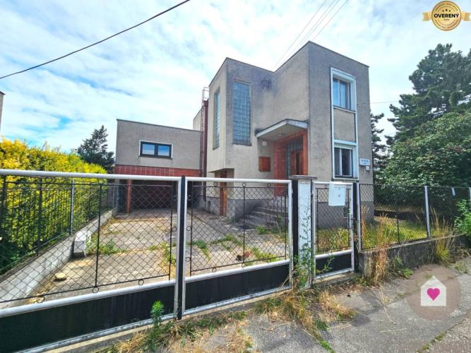 Reality 4 izbový podpivničený RD s garážou + 2 izbový byt, Pozemok 410 m2