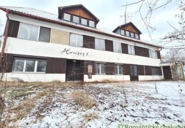 Reality Trojpodlažný penzión so samostatným apartmánom blízko lesa a Dunaja v rekreačnej oblasti Kov