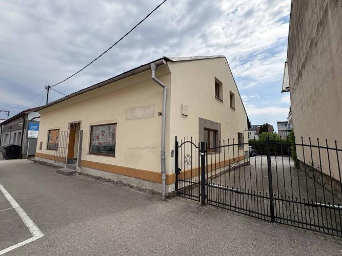 Reality Obchodný priestor 122 m² v širšom centre Žiliny,  s priamym vstupom a výkladmi