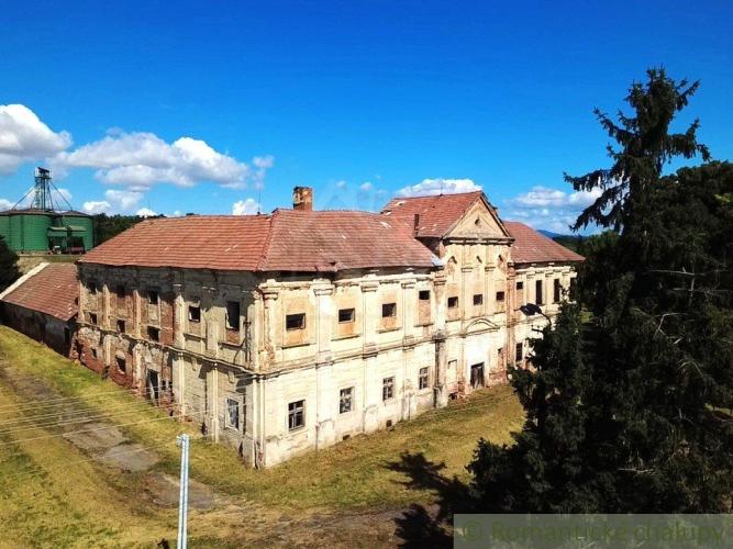 Reality Kaštieľ plný histórie a krásy baroka v prostredí lipovej aleje na rozľahlom pozemku