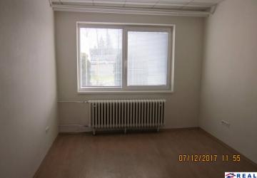 Reality STROJNÍCKA: VOĽNÁ KANCELÁRIA 13,5 m2 + parkovacie miesto