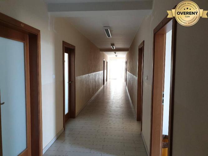 Reality Kancelárie 17m2-19m2, 32m2 , sklad 67m2 v areáli. Šenkvická pri Bozine