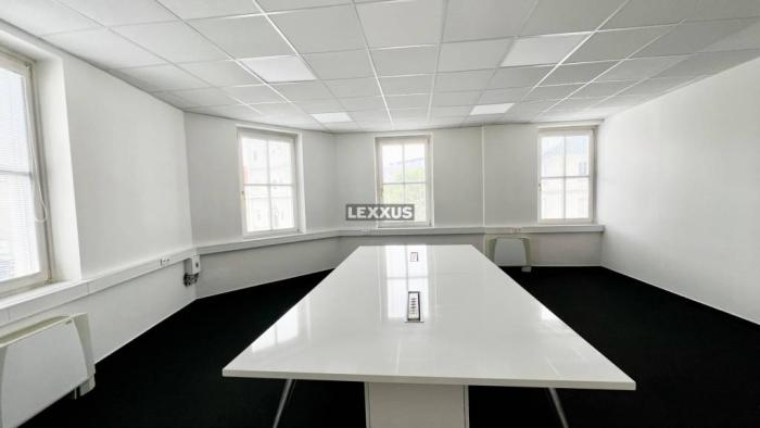 Reality LEXXUS | kancelárie na námestí v Starom Meste, recepcia, garáž, BA I