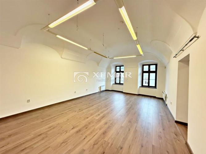 Reality Na prenájom LUKRATÍVNE kancelárske priestory BB - Námestie