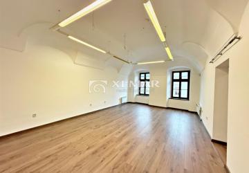 Reality Na prenájom LUKRATÍVNE kancelárske priestory BB - Námestie