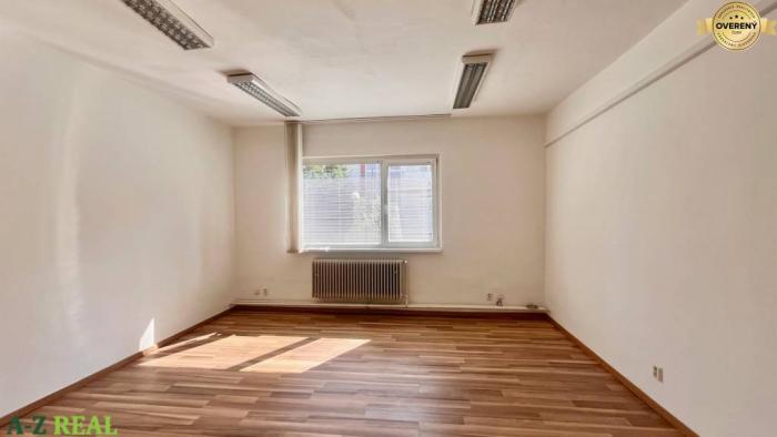 Reality Prenájom kancelárií v Ružinove pri trhovisku, Koceľova ul., 42m2