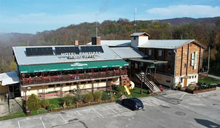 Reality Hotel Partizán – ubytovacie zariadenie. reštaurácia obklopená nádhernou prírodou a kúskom h
