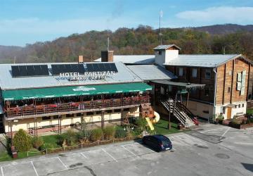Reality Hotel Partizán – ubytovacie zariadenie. reštaurácia obklopená nádhernou prírodou a kúskom h