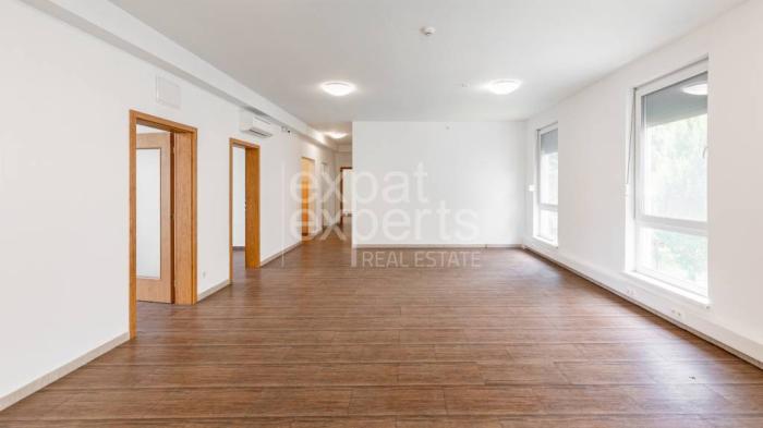 Reality Svetlé kancelárie na 1.poschodí RD 148m2, klimatizácia, 4x parking