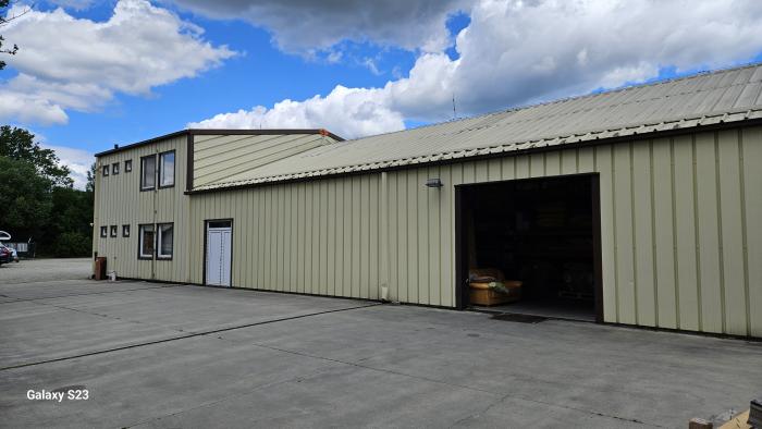 Reality Na predaj samostatný  areál o výmere 900m2 hala+2085m2 pozemok, lokalita Bratislava-III.