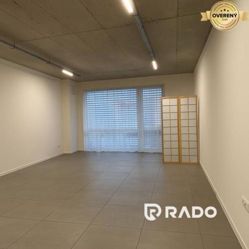 Reality RADO | Na prenájom kancelária s balkónom na Legionárskej ul. | Trenčín