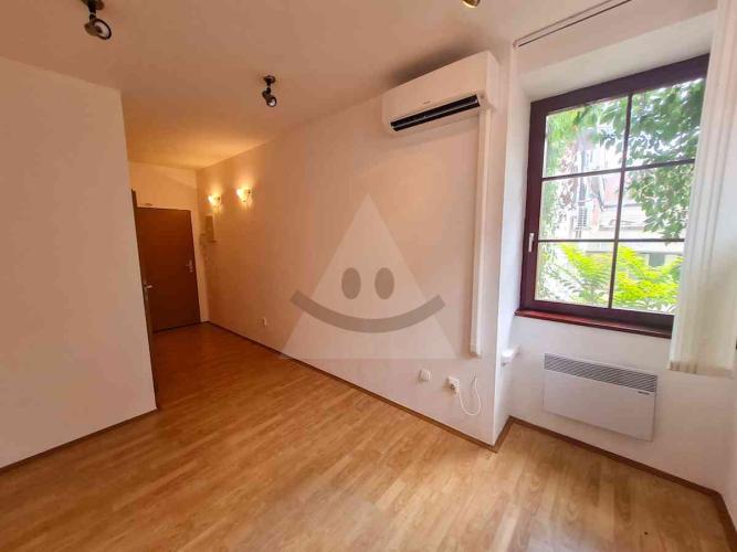 Reality Kancelárske priestory, Komárno, Sídlisko III, Nádvorie Európy