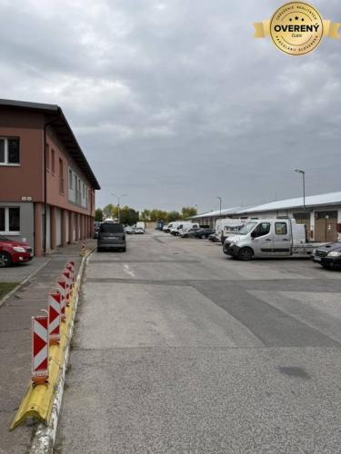 Reality Sklad 67m2, 108m2, kancelárie 17m2,19m2, 32m2 v areáli. Šenkvická.