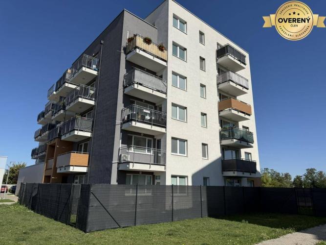 Reality Nový zariadený  3izb. priestor s predzáhradkou. B. Kostol