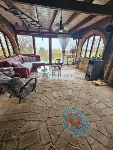 Reality Areté real - Predaj nádhernej chaty s príjemnou atmosférou v krásnom prostredí pod lesom, s pa