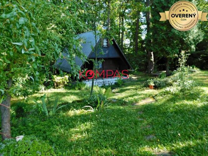 Reality ÚTULNÁ CHATA V STREDE LESA NA SLIAČI, IDEÁLNA NA RELAX S RODINOU