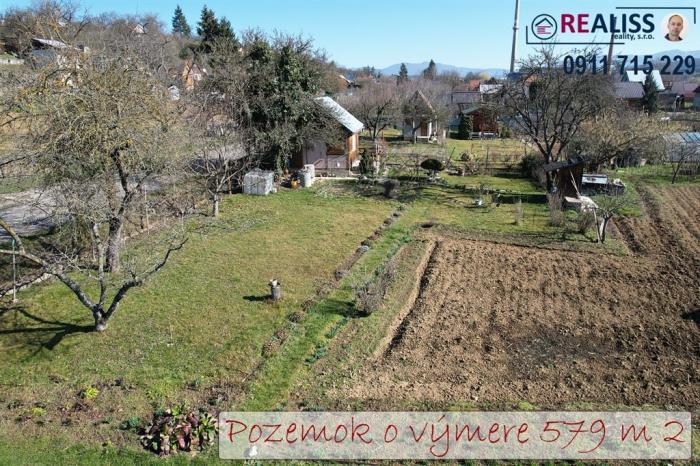 Reality Predaj záhradnej chatky s vysporiadanou záhradou 579 m2. el. energiou a studňou – na dosah mest
