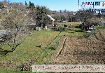 Reality Predaj záhradnej chatky s vysporiadanou záhradou 579 m2. el. energiou a studňou – na dosah mest