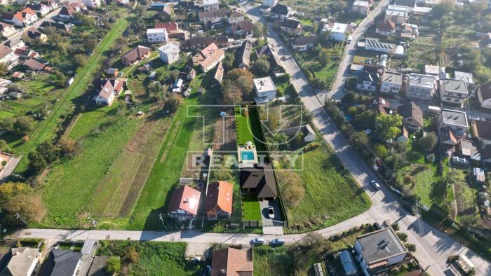 Reality IBA U NÁS, STAVEBNÝ POZEMOK O ROZLOHE 1025m2, TRENČIANSKA TURNÁ