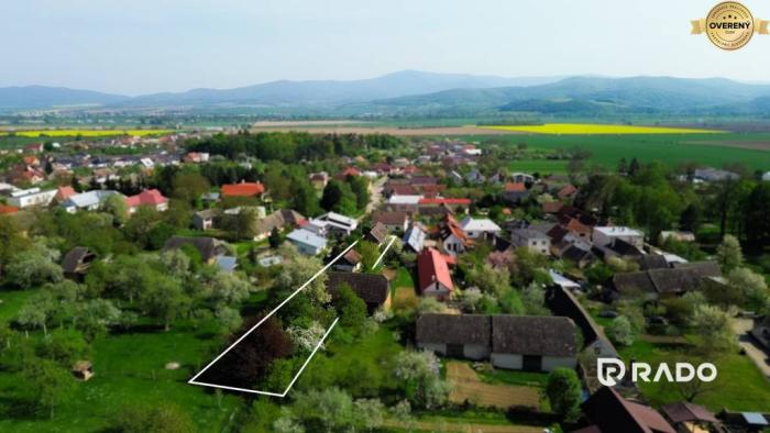 Reality RADO | Slnečný pozemok 1311m2 s vidieckym domom, Adamovské Kochanovce