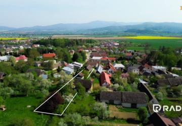 Reality RADO | Slnečný pozemok 1311m2 s vidieckym domom, Adamovské Kochanovce