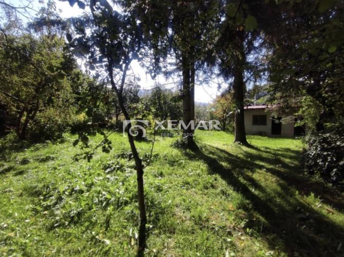 Reality Predaj: Pozemok v centre Liptovskej Osady – 946 m2 s inžinierskymi sieťami a starším domom