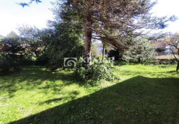 Reality Predaj: Pozemok v centre Liptovskej Osady – 946 m2 s inžinierskymi sieťami a starším domom