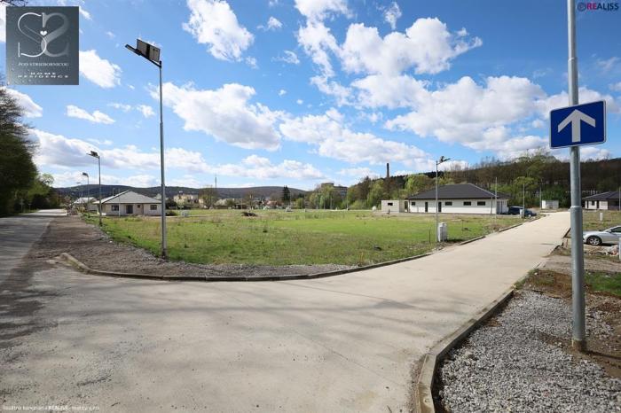 Reality Stavebné pozemky a rodinné domy - vo vybudovanom projekte Uhrovec  .. Pod Striebornicou ,,