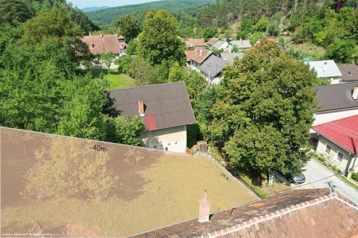 Reality Pozemok v nádhernom prostredí podhorskej obce Uhrovské Podhradie