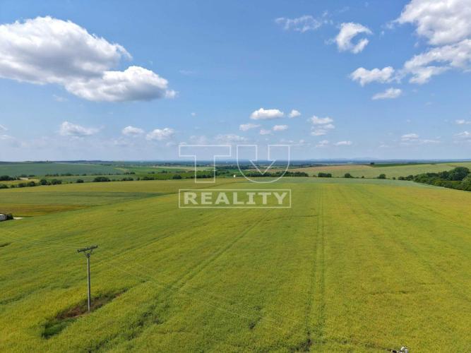 Reality Veľký rovinatý pozemok v Uníne – 4877 m² priestoru pre váš sen!