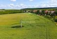 Reality Veľký rovinatý pozemok v Uníne – 4877 m² priestoru pre váš sen!