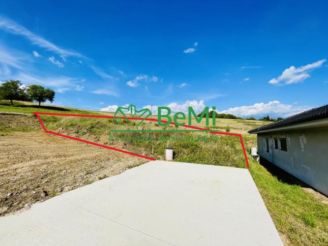 Reality Slnečný Pozemok v Malých Kršteňanoch – 813 m² pokoja, slnka a tvojich budúcich snov!