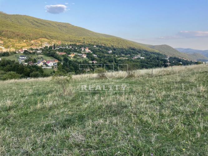 Reality Rekreačný pozemok 7993 m2 v Novej Bani neďaleko od tajchu