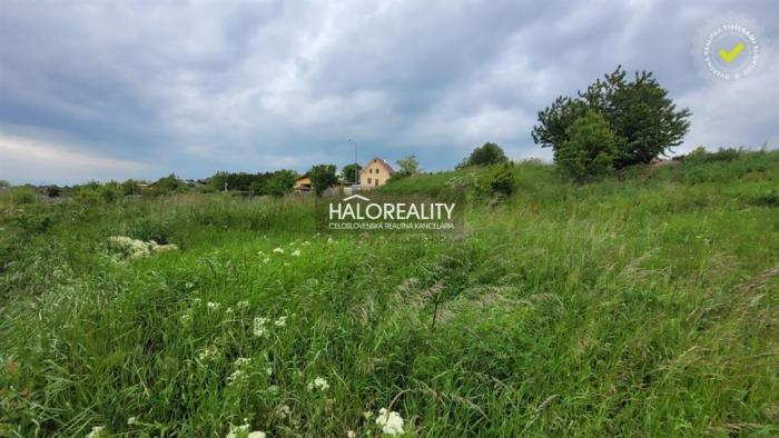 Reality Predaj, pozemok pre rodinný dom   318 m2 Nitra, s projektom RD a právoplatným stavebným povolen