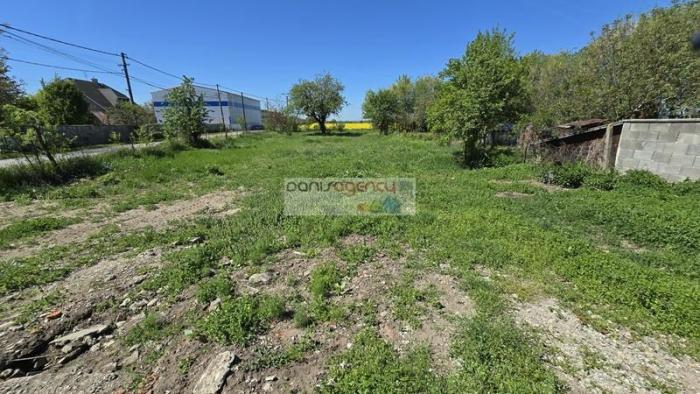 Reality Ponúkame exkluzívne na predaj pozemok v obci Hontianska Vrbica o výmere 1423 m2