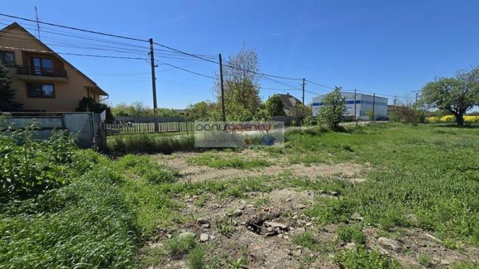 Reality Ponúkame exkluzívne na predaj pozemok v obci Hontianska Vrbica o výmere 700 m2