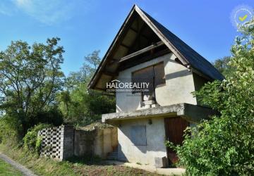 Reality Predaj, rekreačný pozemok Hronský Beňadik, Psiare, s chatkou - EXKLUZÍVNE HALO REALITY