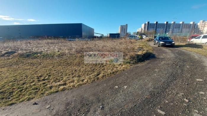 Reality Ponúkame exkluzívne na predaj pozemok v Leviciach na Vínnej ul. o výmere 576 m2 + podiel na cest