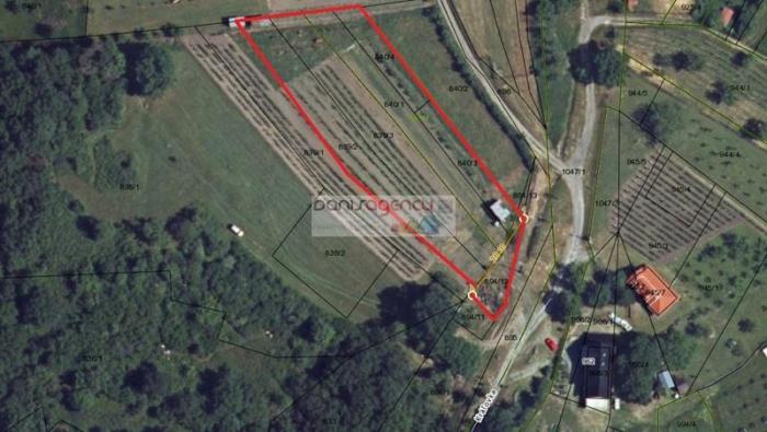 Reality Ponúkame exkluzívne na predaj veľký pozemok v obci Rybník - časť Kráľovka o výmere 3097 m2