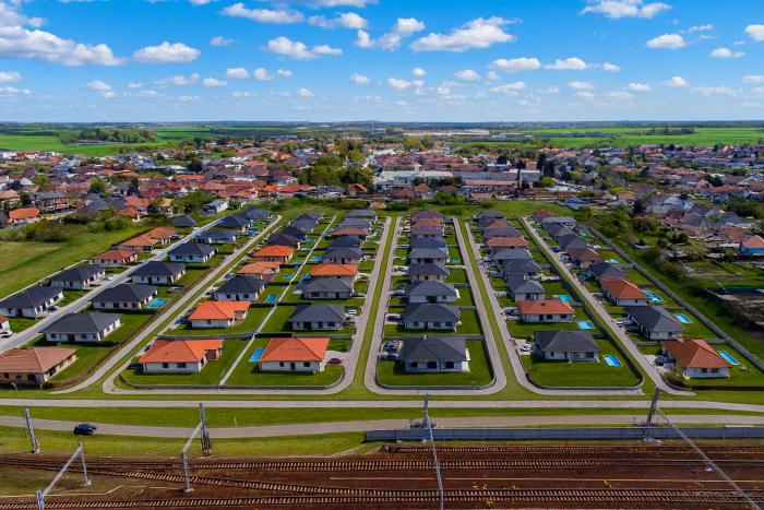 Reality PNORF – investičný st. pozemok 621 m², šírka 25 m, D1, Nádražná ul., Leopoldov