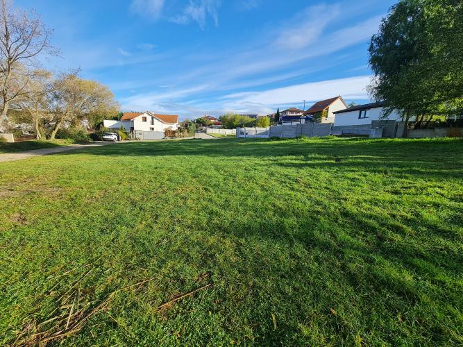 Reality Napojený na IS. Krásny rovinatý pozemok 800m2 pri lese