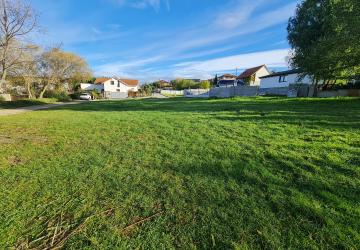 Reality Napojený na IS. Krásny rovinatý pozemok 800m2 pri lese