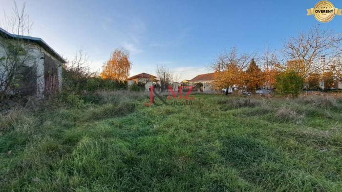 Reality Stavebný pozemok  815 m2 s budovou, Levice, Kalinčiakovo (SM-859)