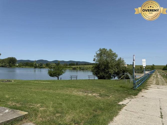 Reality Pôda neďaleko vodnej nádrže s prístupovou cestou. Suchá nad Parnou