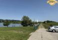 Reality Pôda neďaleko vodnej nádrže s prístupovou cestou. Suchá nad Parnou